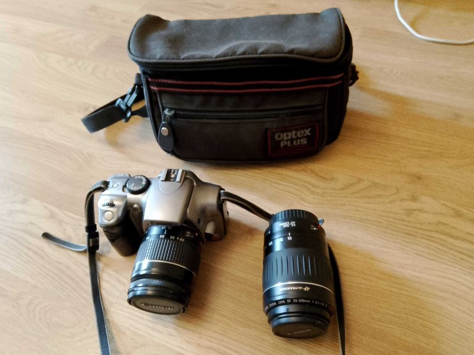 aparat fotograficzny Canon EOS z dwoma obiektywami