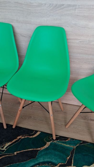 Zielone i białe krzesła skandynawskie plastikowe