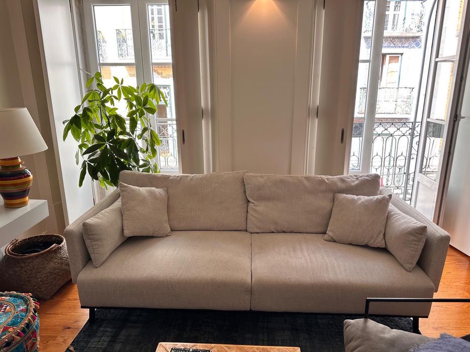 Dois sofás em bom estado.