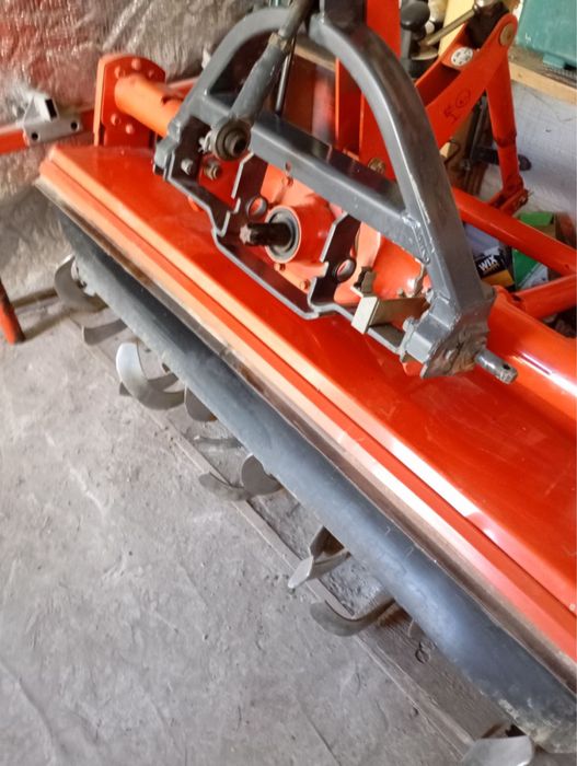 В ціну входить трактор Kubota GL-19, плуг, косарка та фриза