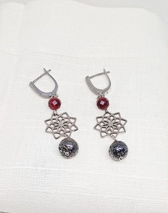 Елегантні сережки з гранатом і лавою