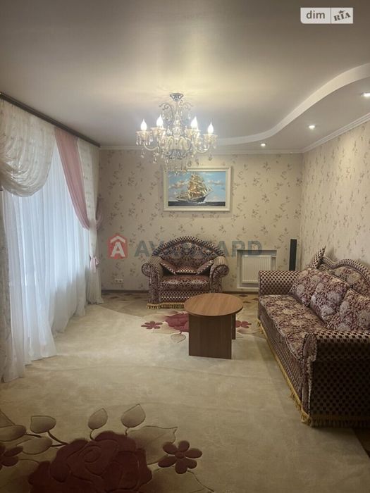 Продам простору 4х квартиру, в центрі міста