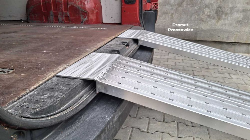 2 Lekkie Najazdy Aluminiowe Panelowe Frezowane do Busa Przyczepy 32cm szerokie