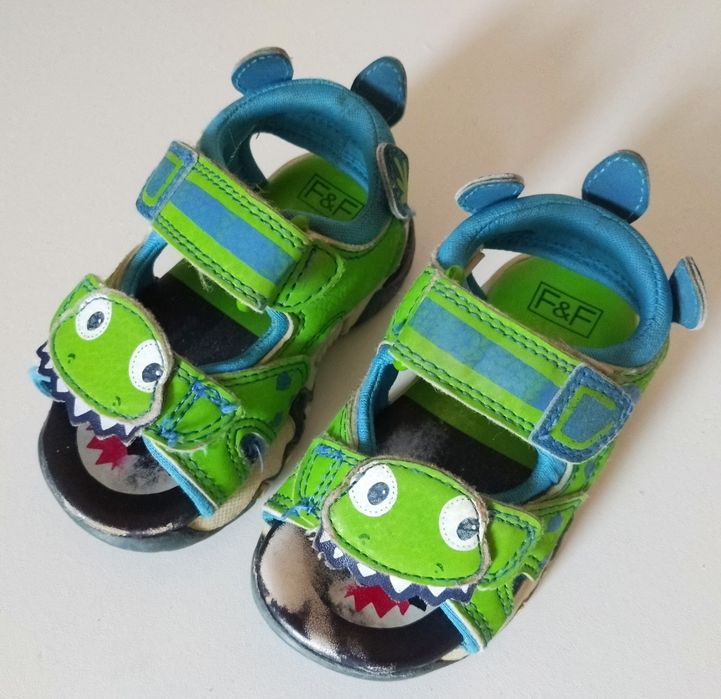 Sandałki zielone F＆F rozmiar 20 (4) długość wewnętrzna 12,5 cm