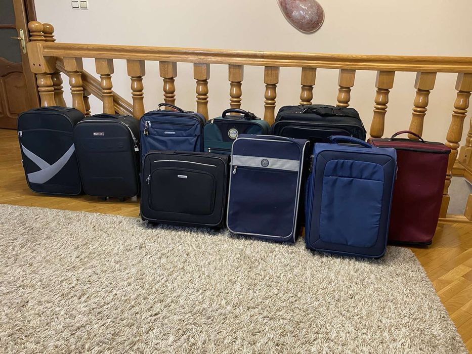 Продаються валізи, чемодани