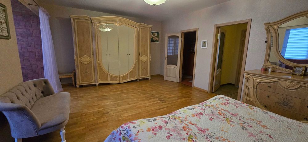 Продам трикімнатну квартиру в центрі міста