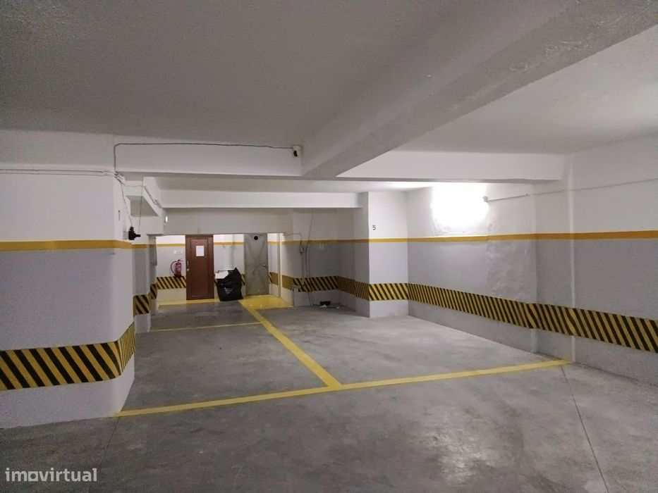 Garagem com 435 m² para 20 viaturas – Rua Duque de Palmela, Lisboa