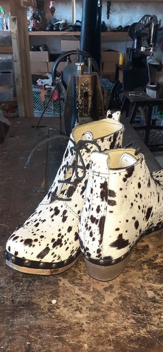 Chancas de pau de amieiro e pele turino.