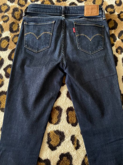Calças Levis de ganga azul escuro novas muito confortáveis e elásticas