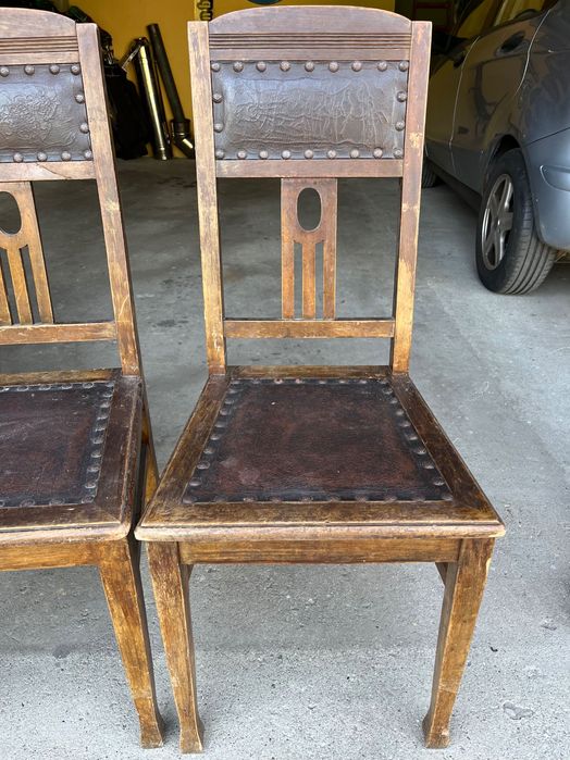 Drewniane krzesła z czasów międzywojennych