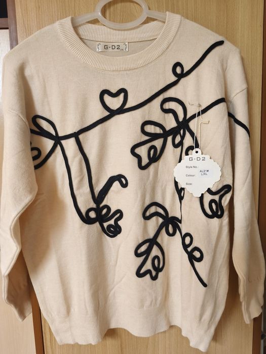 Sweter beżowy wyszywany wzór