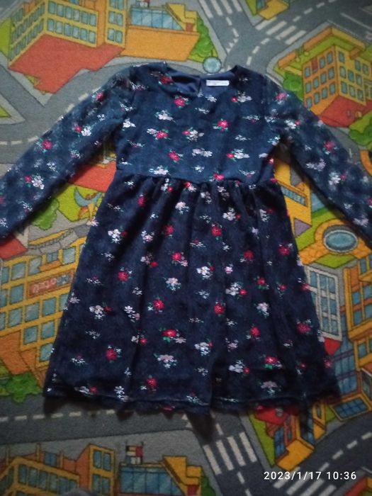 Sukienka z koronkowymi rękawami rozmiar 140