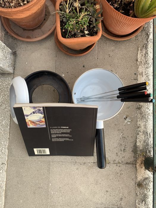Fondue esmalte branco 6 pess.+lamparina+Livro do Fondue+6 forquilhas
