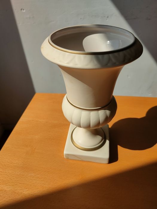 Vaso/jarra/floreira com base.