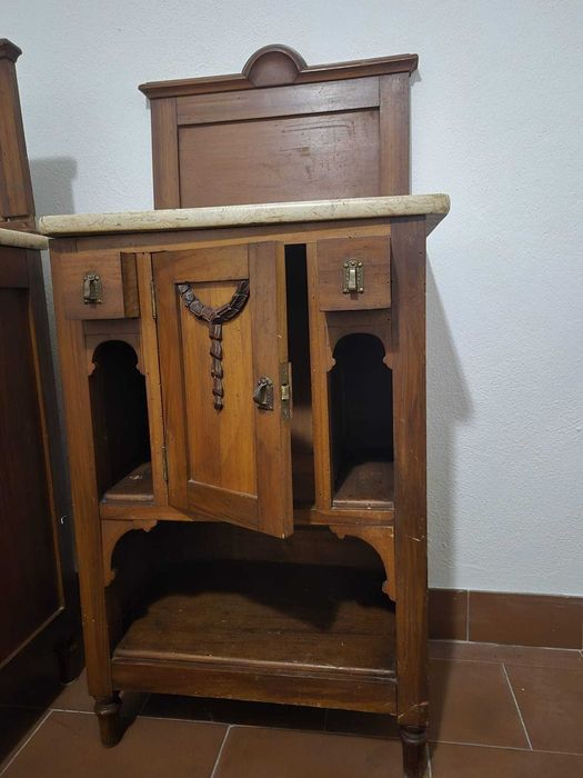 Par de mesas de cabeceira antigas em madeira com tampo de mármore