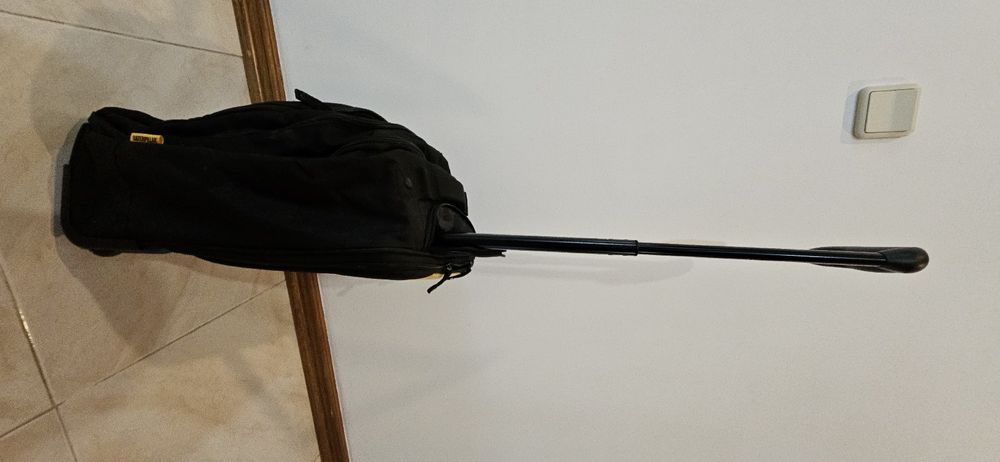 Mala CAT troley preto com várias bolsas interiores e para laptop.