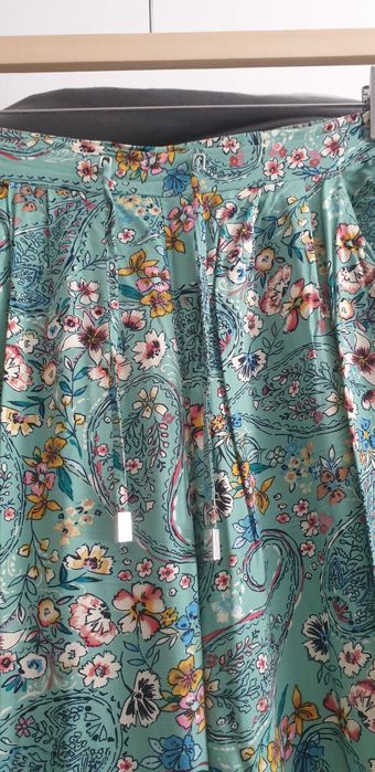 Calças verde água com flores