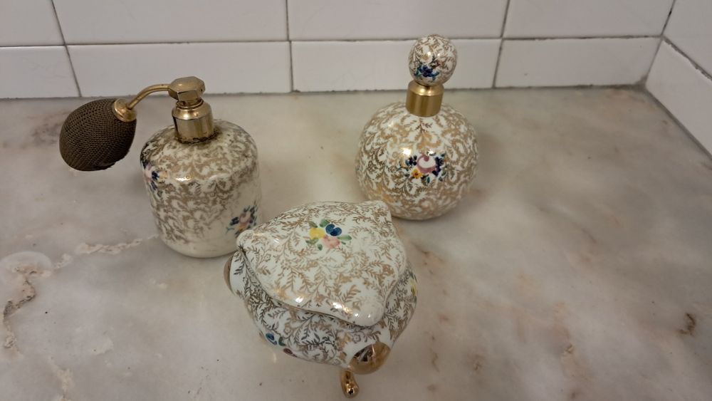 Conjunto porcelana frasco, garrafa, frasco perfume e taça