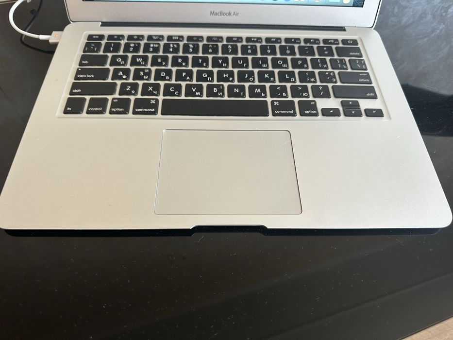 MacBook Air A1466  в доброму стані.
