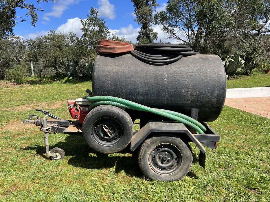 Reboque com tanque 1000 litros e motor