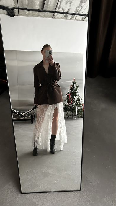 Мереживна спідниця з воланами та розрізом на ніжці, з шортиками