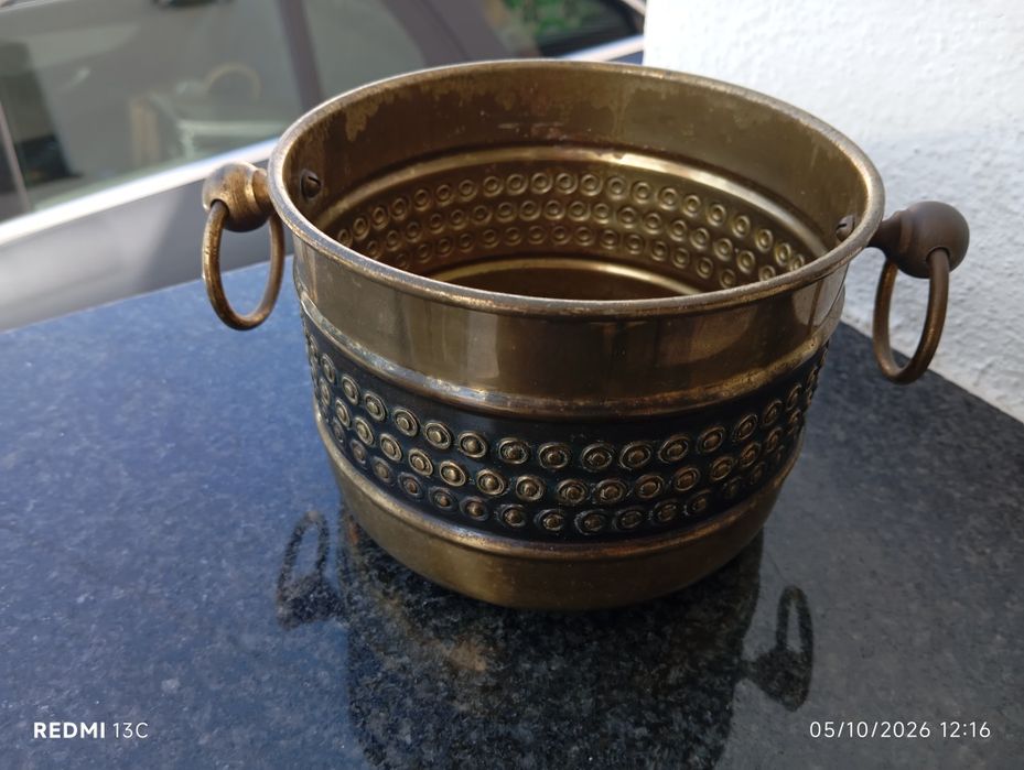 Cachepot latao trabalhado com 2 pegas