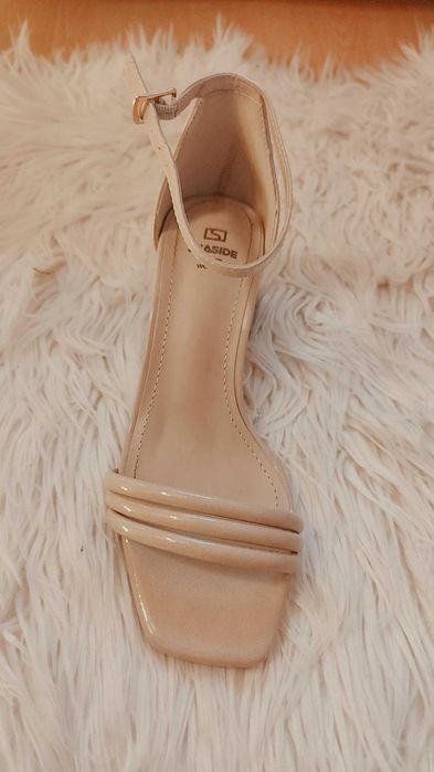 Sandália em cor neutra (cor bege/creme)