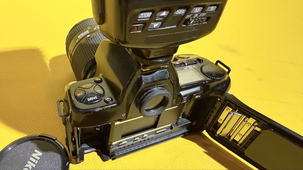 Camera Nikon F801 + objetiva + flash