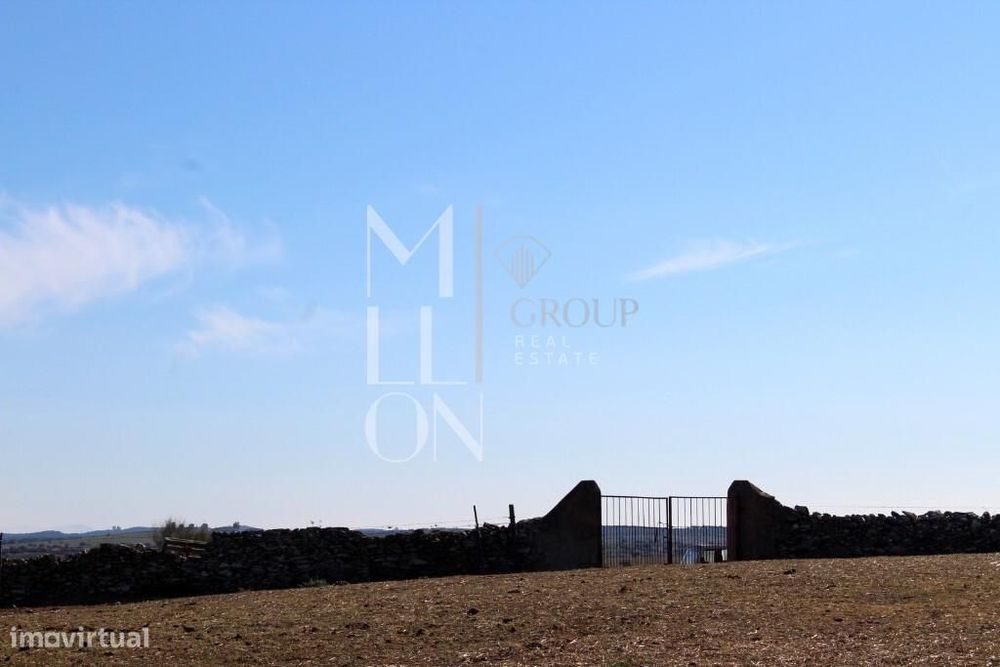 Herdade  com 11,25ha situada na aldeia ribeirinha da Granja, concelho