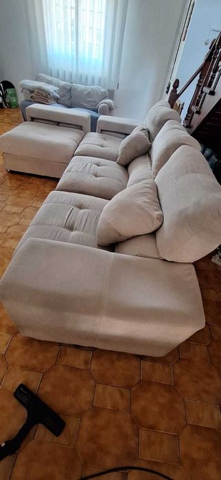 Sofá chaise longue com puffs