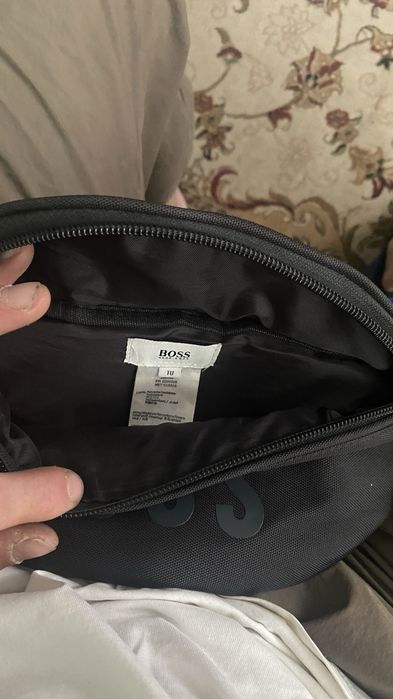 Сумка на пояс бананка LOUIS VUITTONта Hugo BOSS