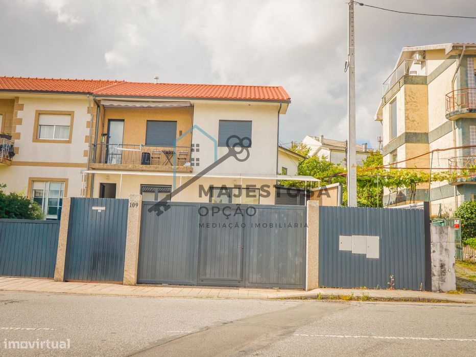 Moradia com 4 Apartamentos T1 — Gualtar, Braga