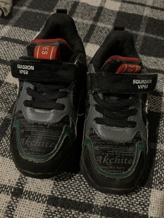 Продам детские кроссовки