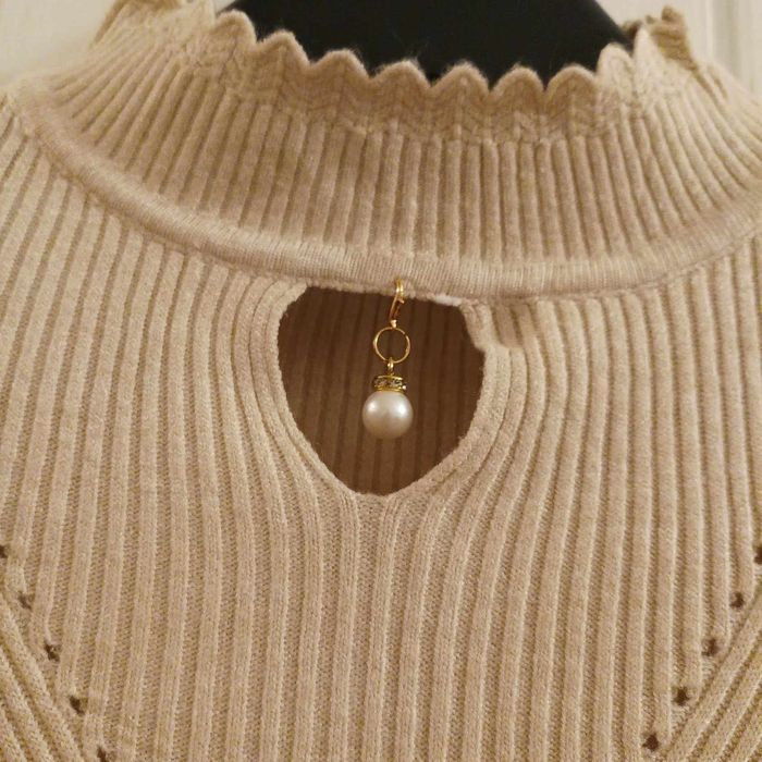 Bluzka damska prążkowana z perłą.