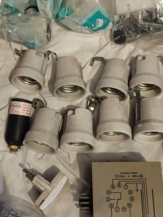 Lâmpadas e Fichas e Tomadas Elétricas antigas