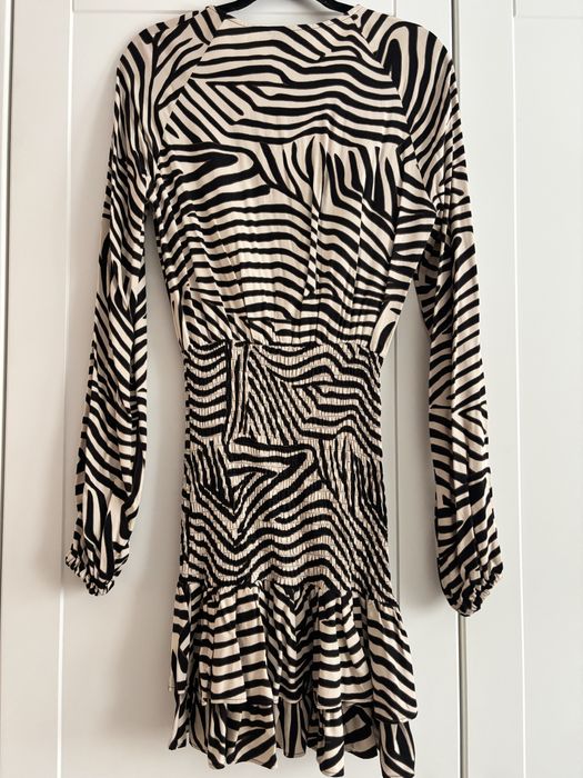 Sukienka Laurella z marszczeniem w zeberke S 36