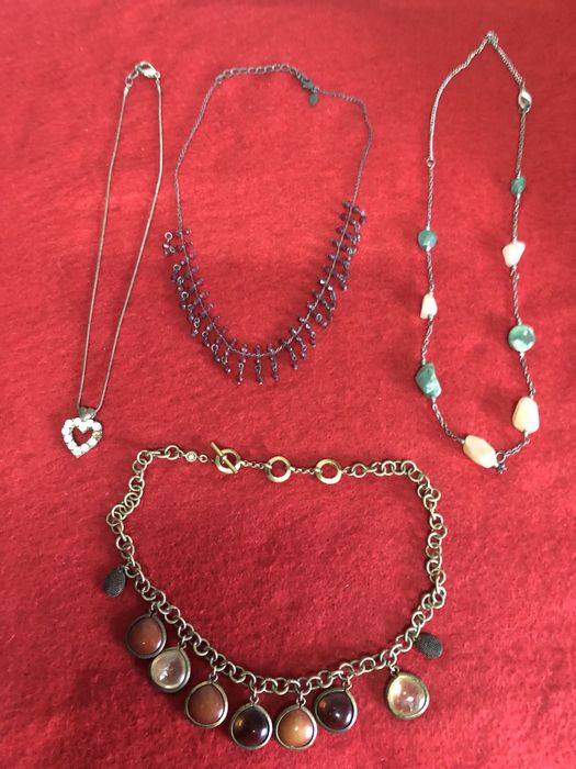 Conjunto de colares com alguns anos