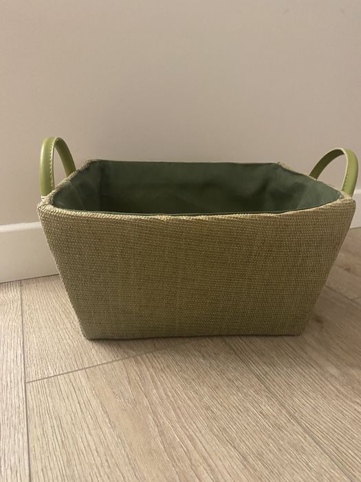 Zielony koszyk do domu materialowy