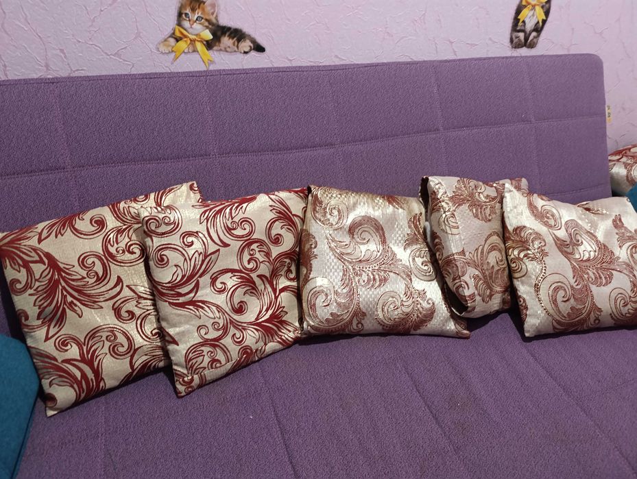 Подушки декоративні в ідеальному стані.