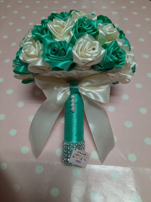 Ramo de rosas de cetim feitas à mão
