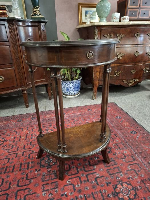 Mesa meia-lua antiga.