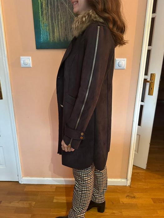 Casaco preto comprido, gola de pêlo.