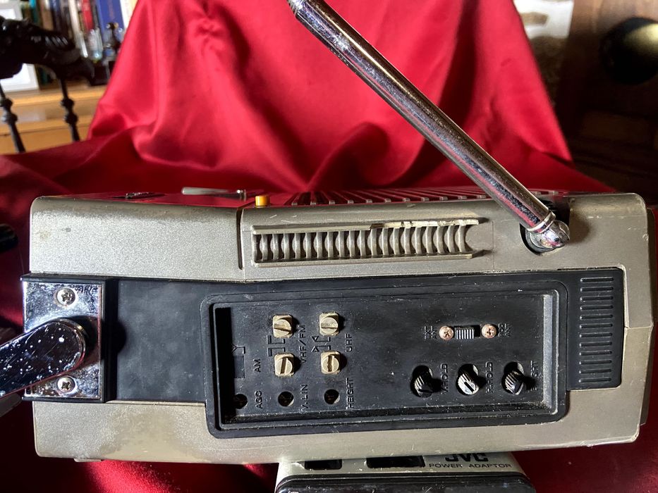 Para colecionadores- TV-Radio JVC 3050EU