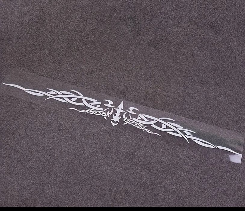 Наклейка на лобовое стекло автомобиля