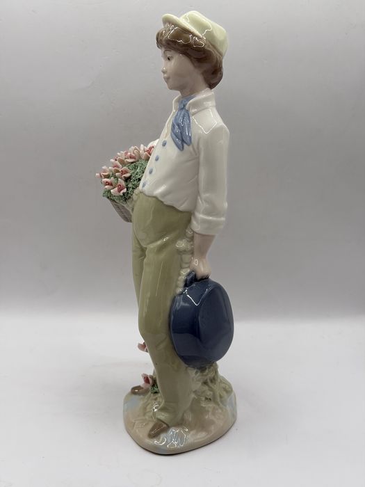 Porcelanowa figurka Chłopca z koszem róż
