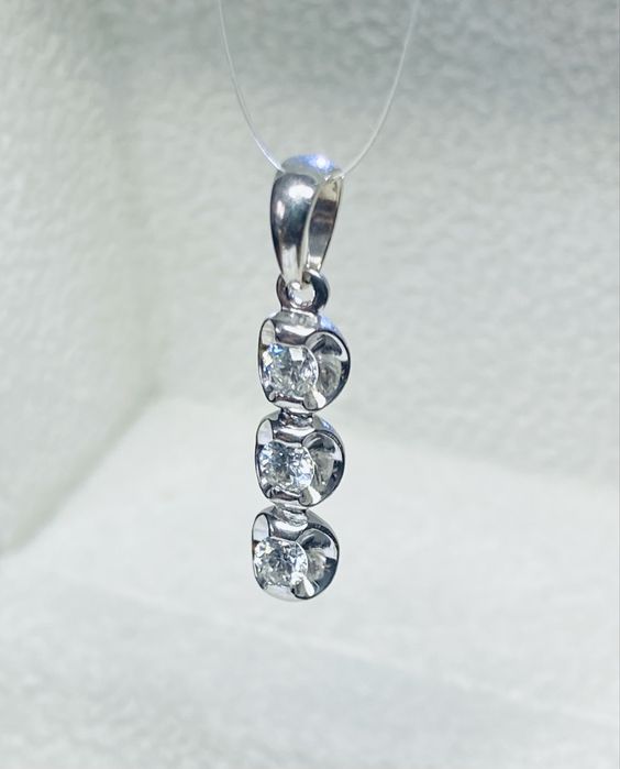 Золотой кулон подвеска с натуральными бриллиантами.