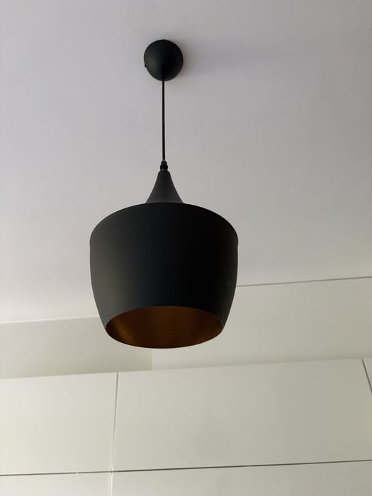 Czarna lampa ze zlotym srodkiem
