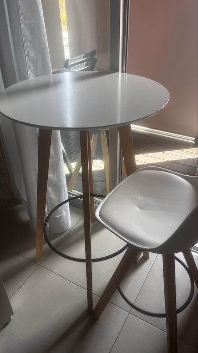 Mesa e 2 bancos