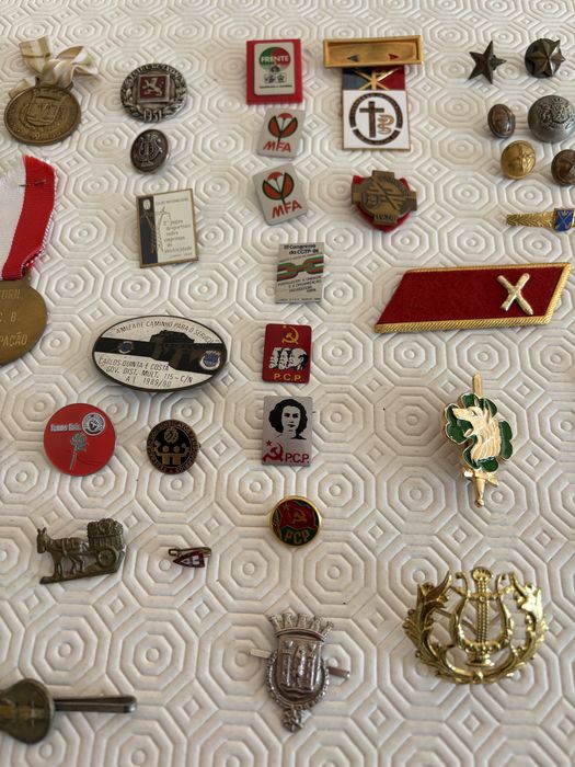 Medalhas crachas placas pins