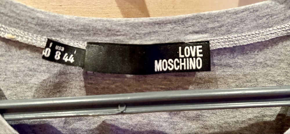 T shirt cinzenta com bonecas